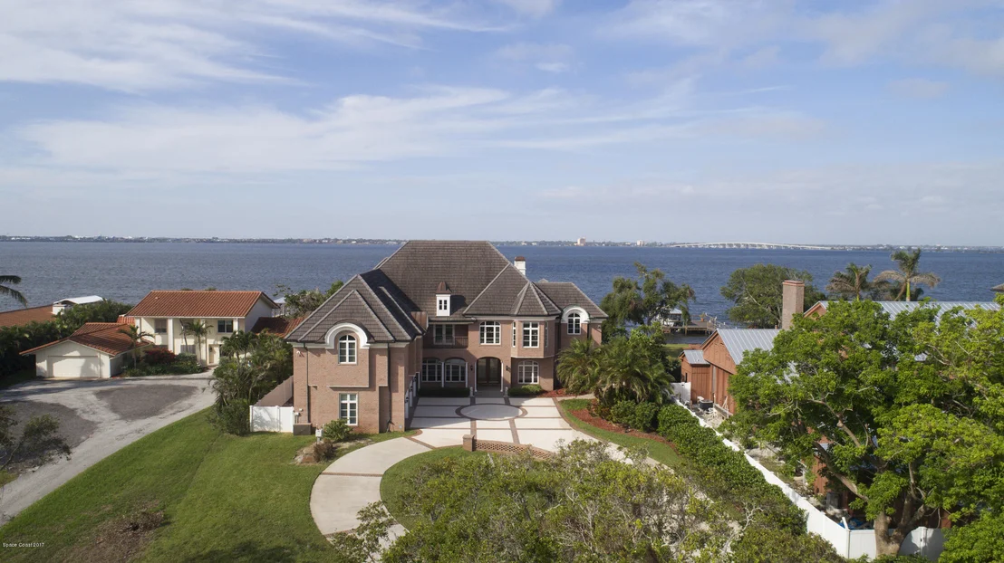 Photo of 2700 N Riverside Drive N