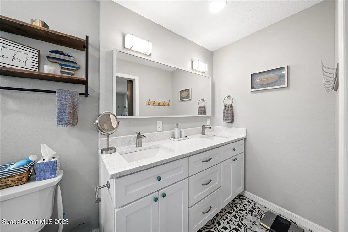 Photo of 615 N Robert Way