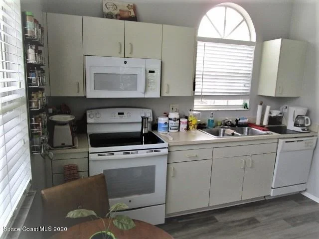 Photo of 810 Wateroak Drive NE