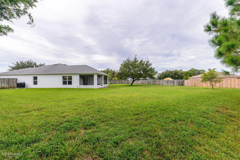 Photo of 1203 White Oak Circle