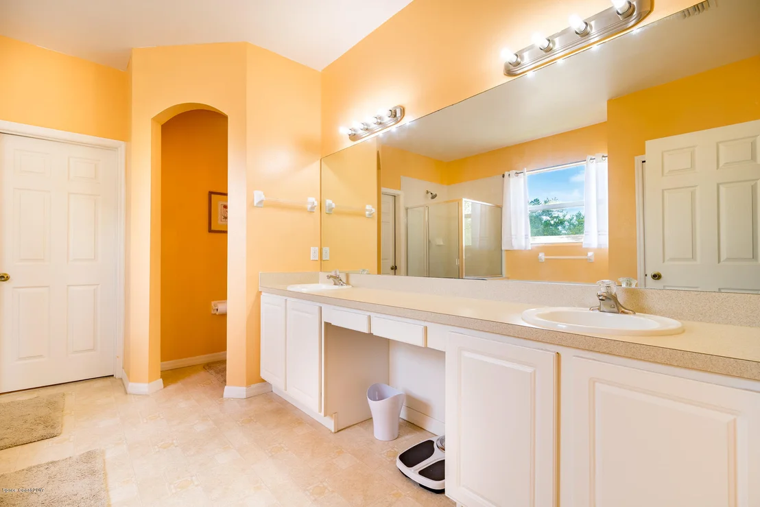 Photo of 981 Hollister Drive