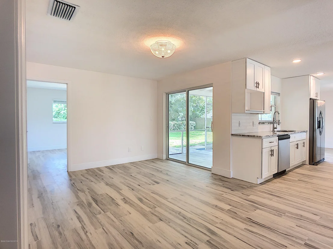 Photo of 304 N Roundtree Drive