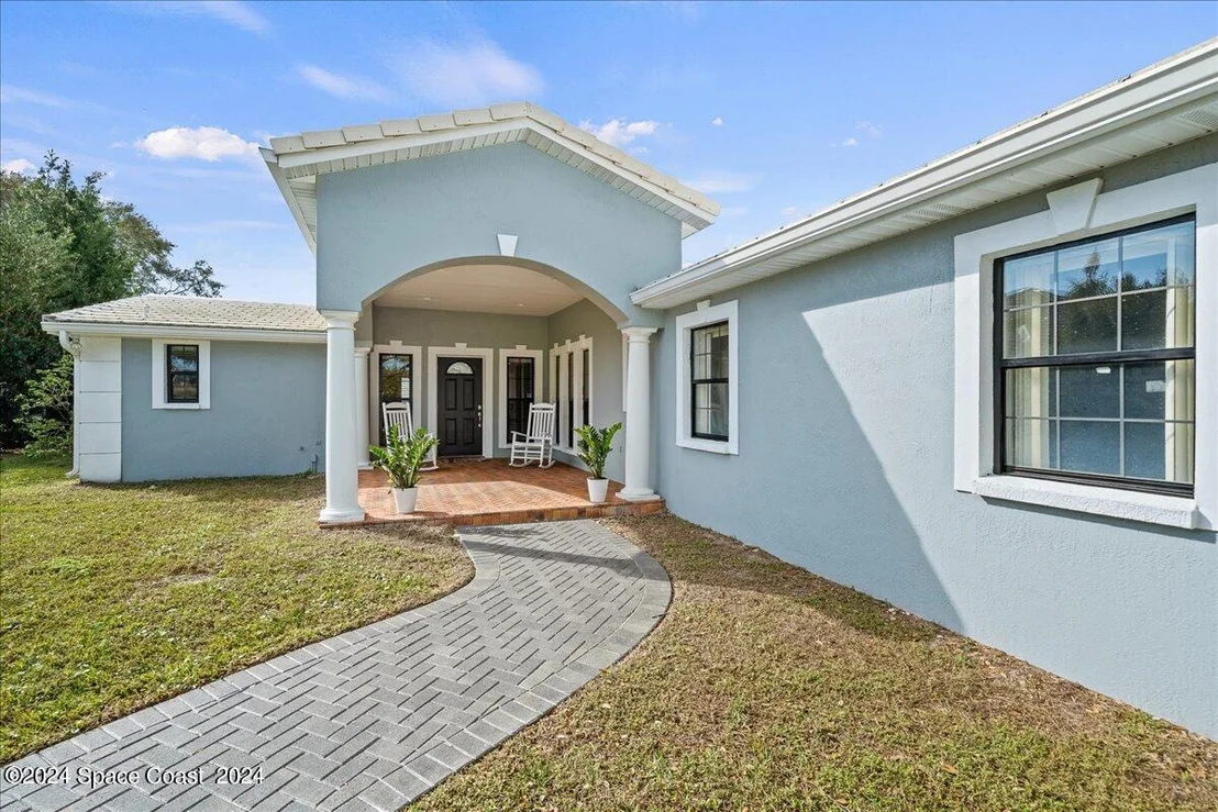 Photo of 206 Riverside Drive