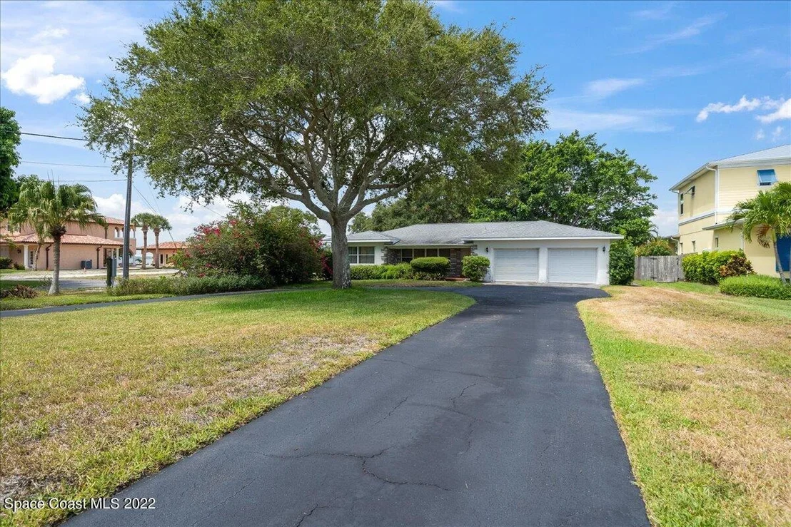 Photo of 300 S Riverside Drive