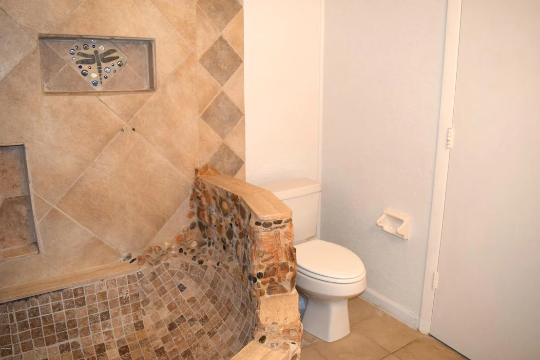 Photo of 881 Riviera Drive NE