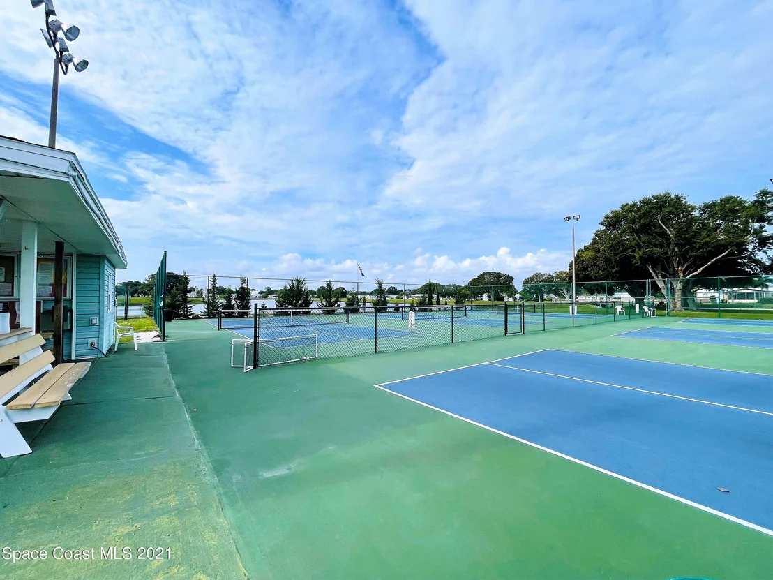 Photo of 735 Barefoot Boulevard
