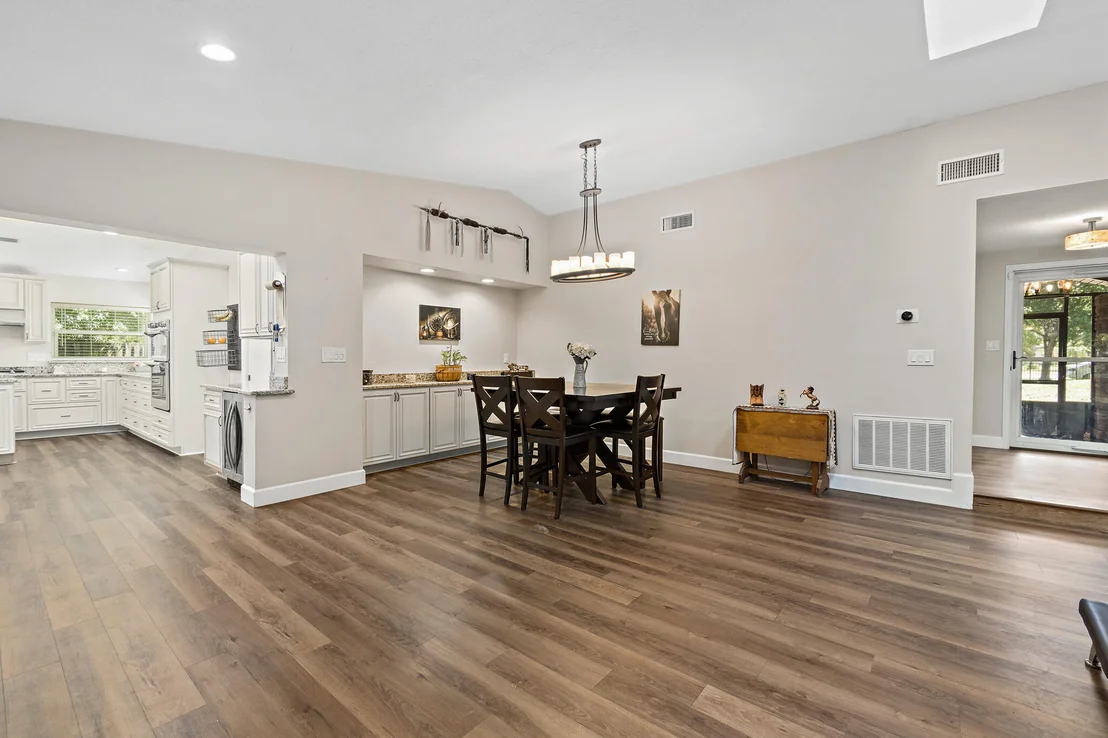 Photo of 810 Knecht Road NE