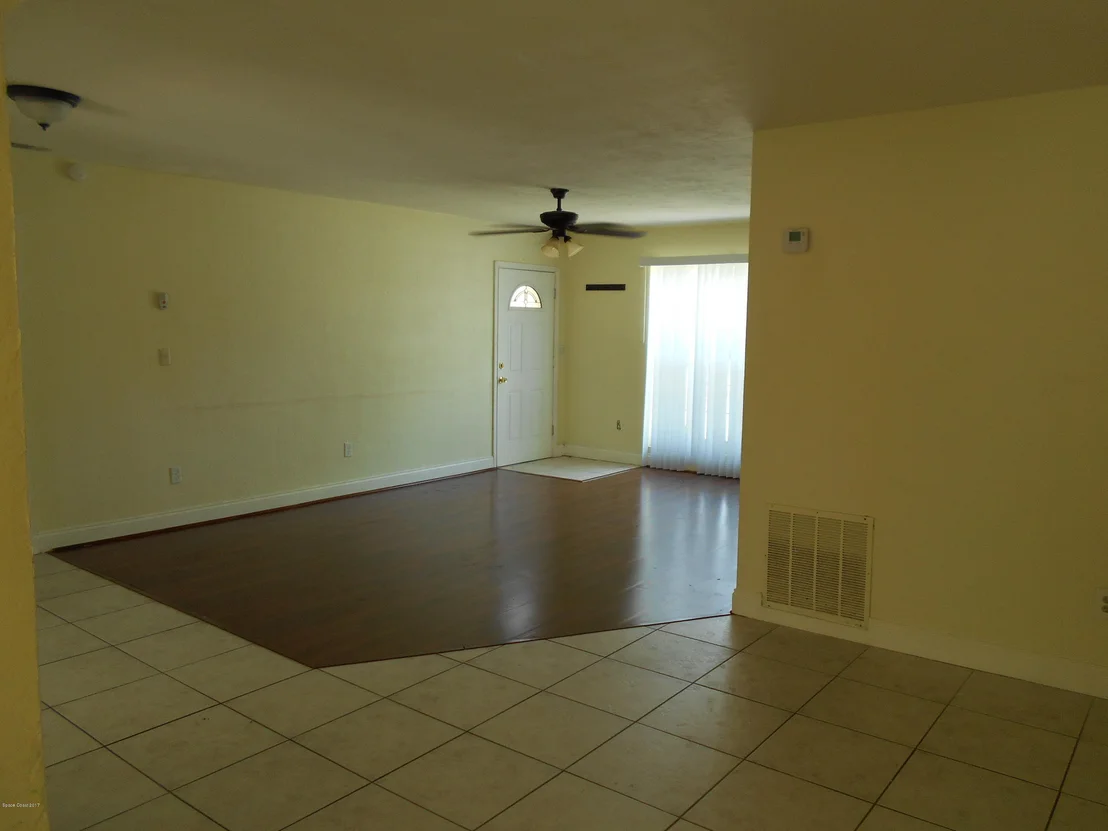 Photo of 1033 Cabot Drive NE