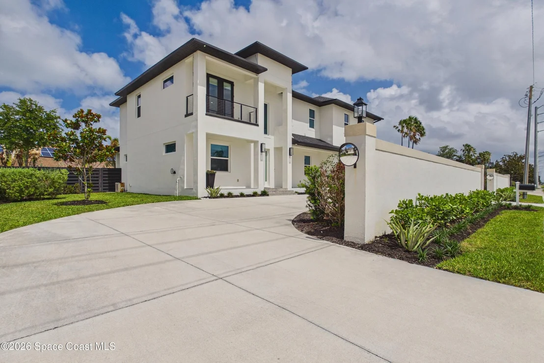 Photo of 2345 N Riverside Drive