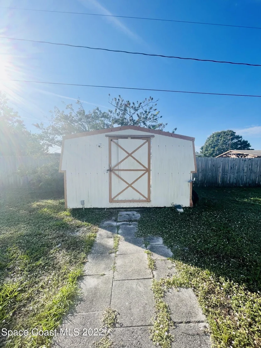 Photo of 810 Edwards Street NE