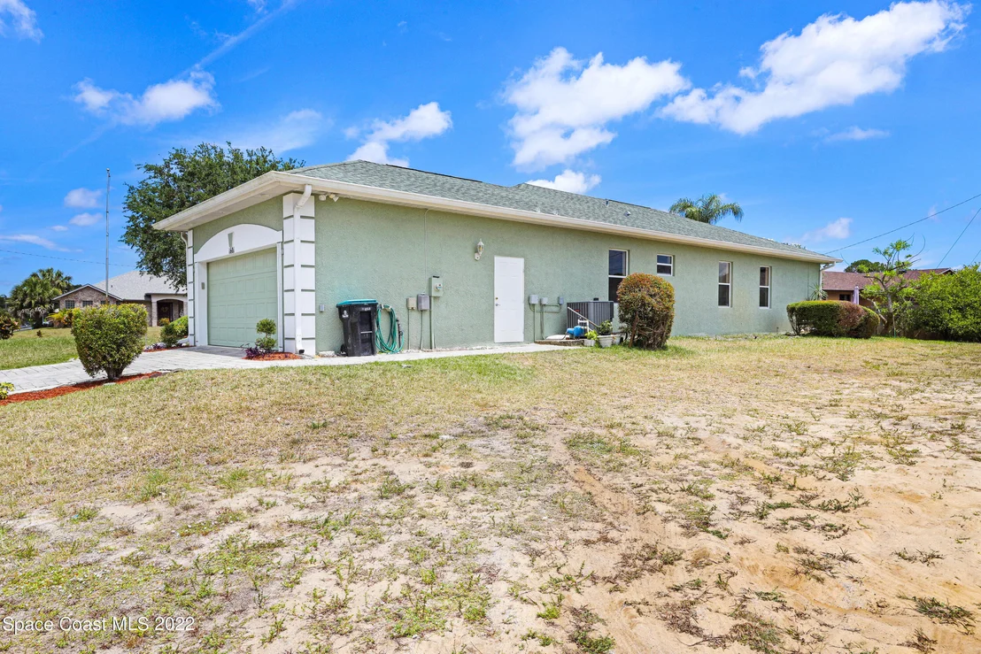 Photo of 1601 Eldron Boulevard SE