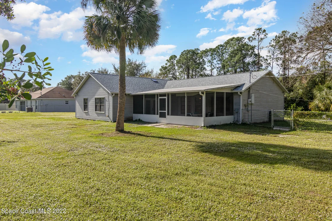 Photo of 1749 Tharp Road SE
