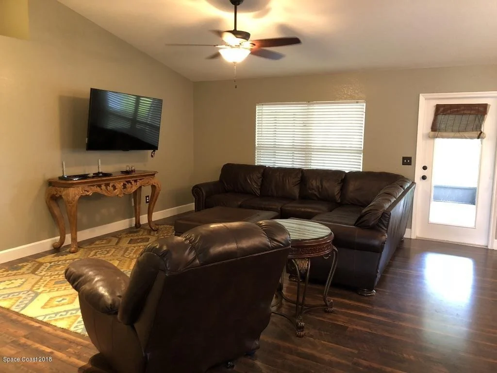Photo of 941 Hollister Drive