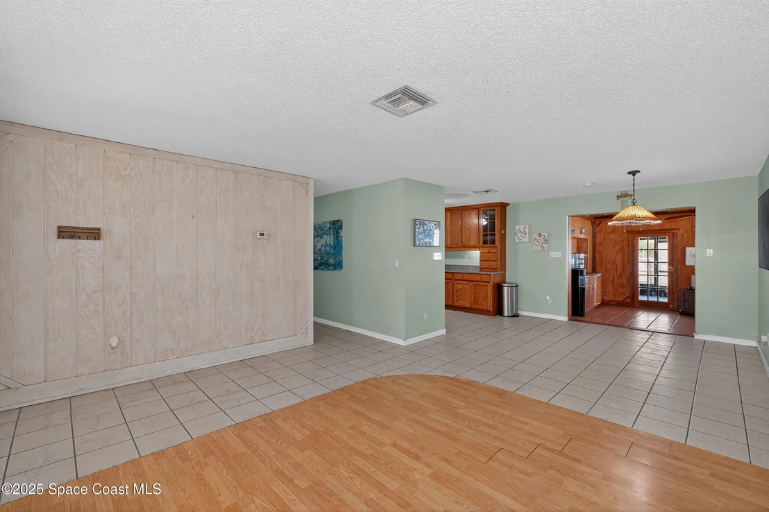Photo of 853 Knecht Road NE