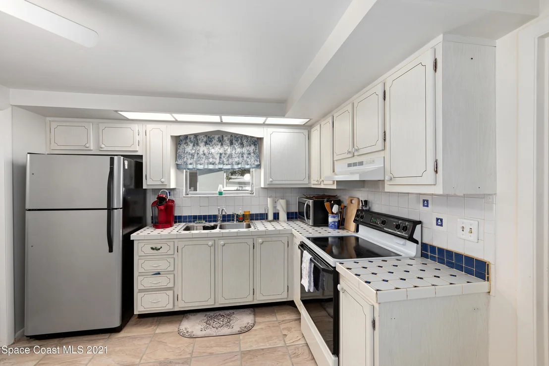 Photo of 584 Westminster Avenue