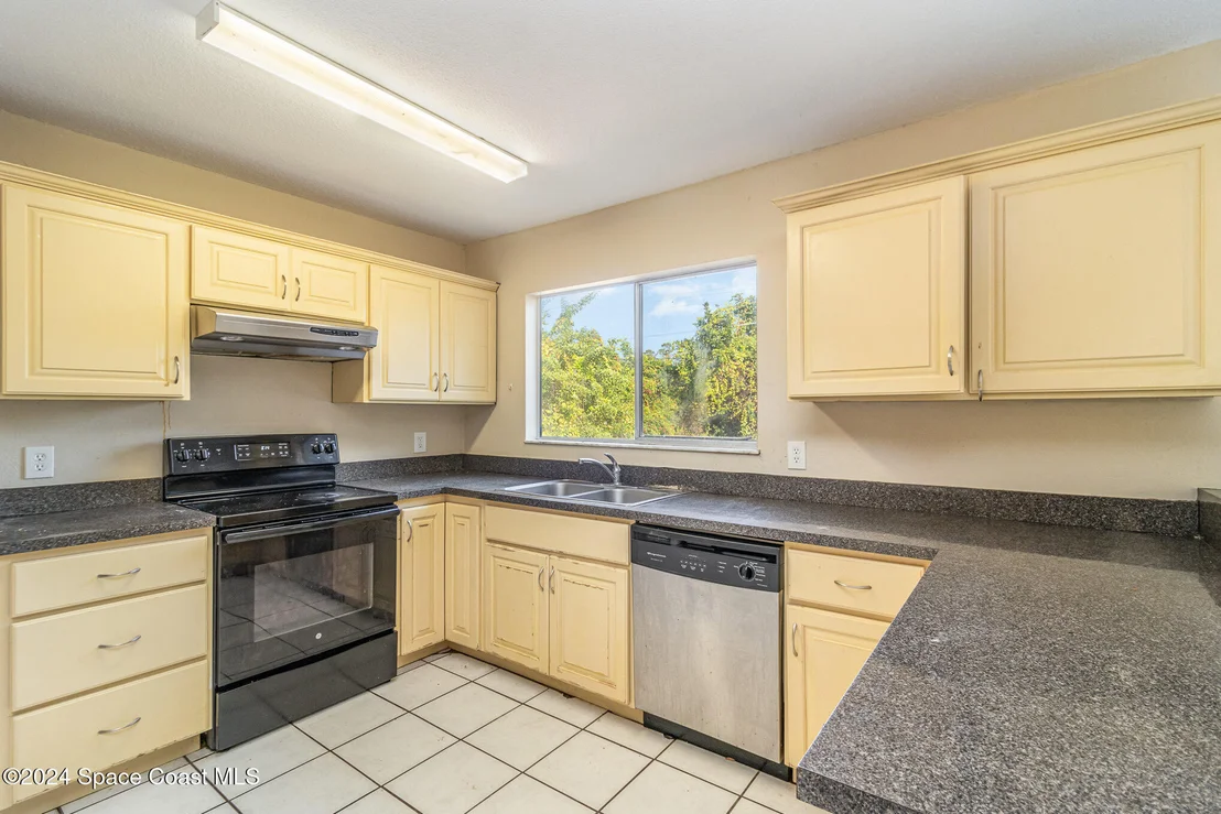 Photo of 771 Cayuga Avenue NE