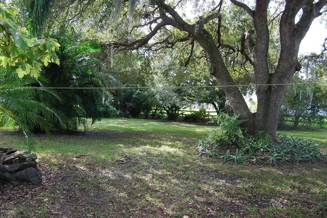 Photo of 1886 Oakwood Trail