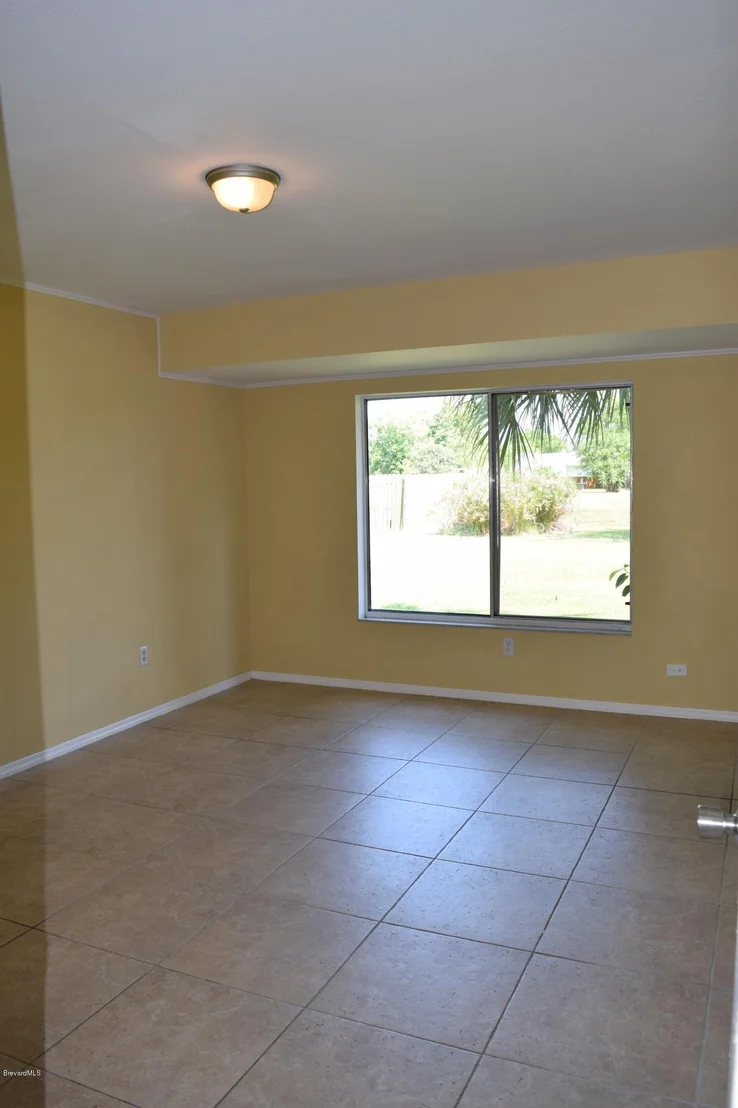 Photo of 881 Riviera Drive NE