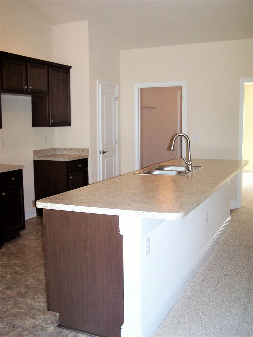 Photo of 1539 Summit Road SE