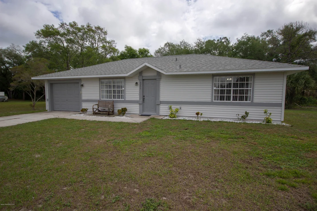 Photo of 6255 Ainsworth Road