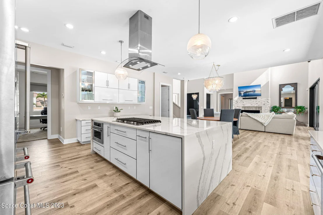 Photo of 2355 N Riverside Drive