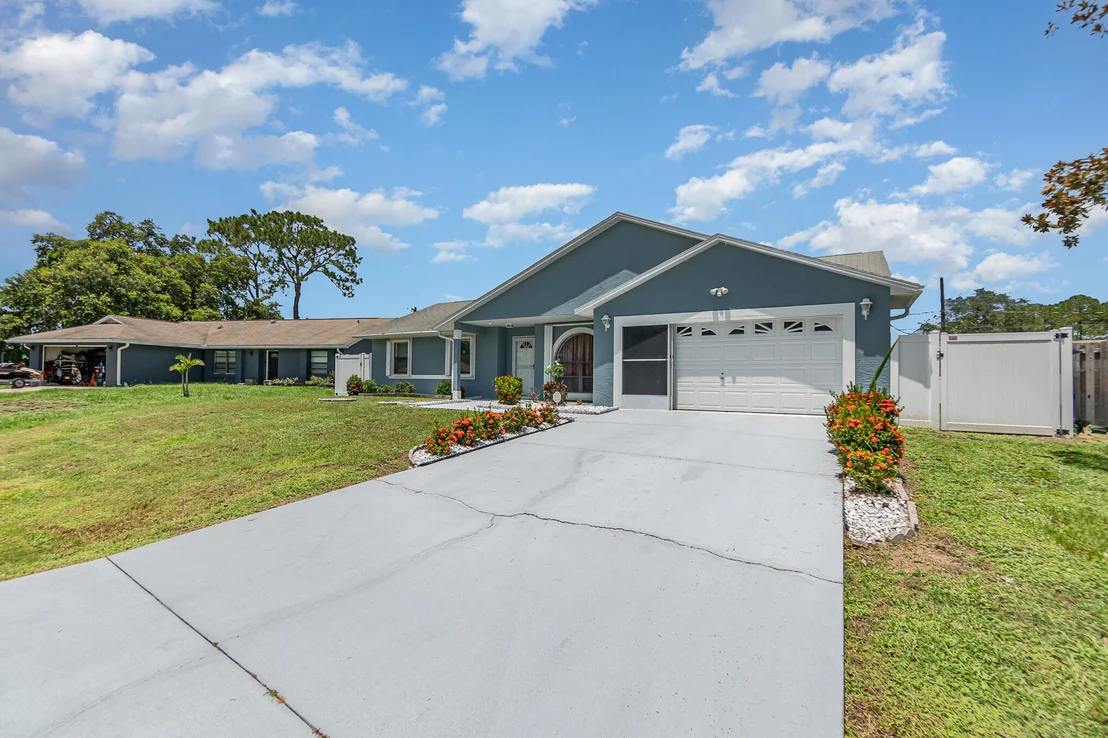 Photo of 569 Balcom Terrace SE