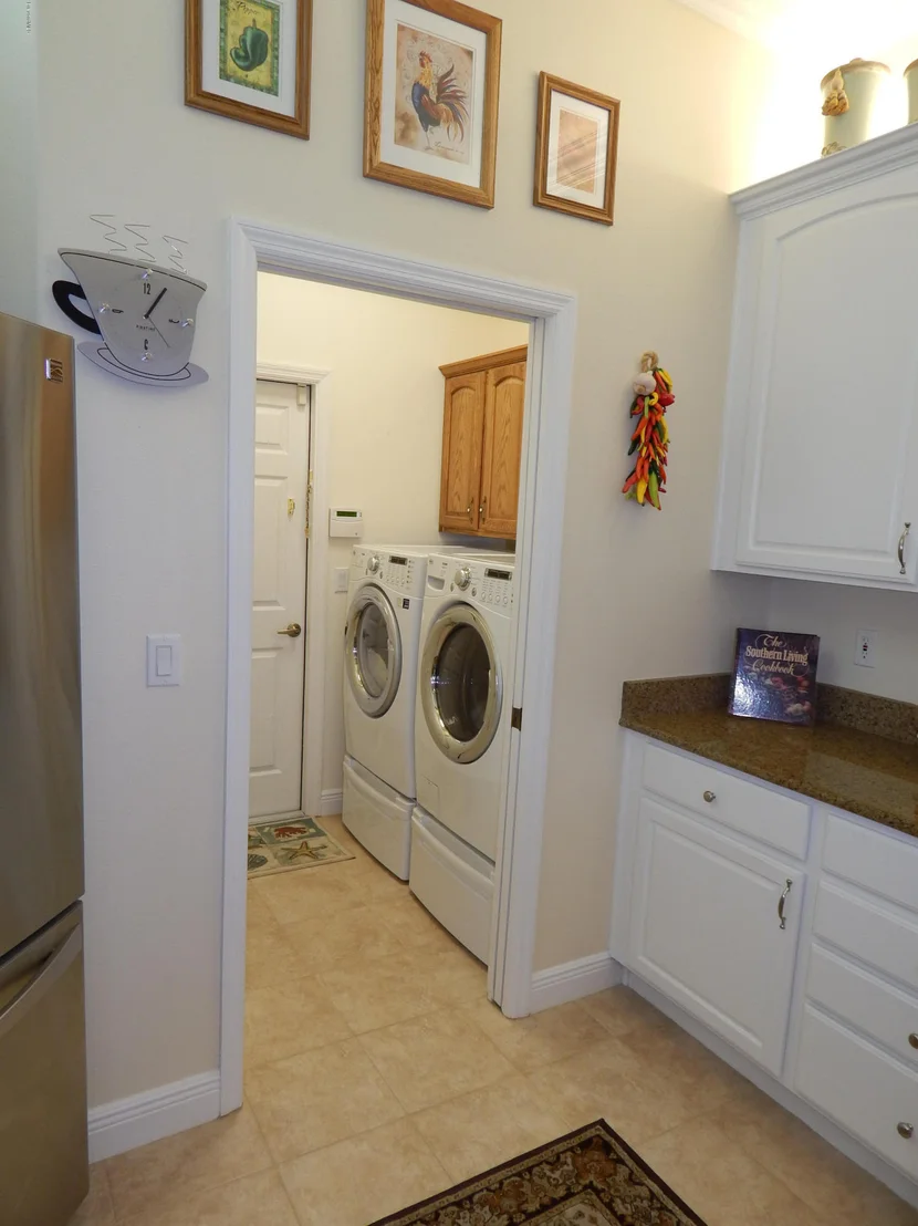Photo of 211 SE Devlin Court