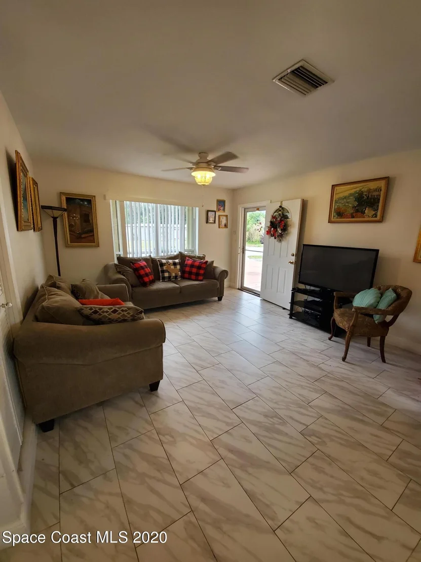 Photo of 1088 Cabot Drive NE