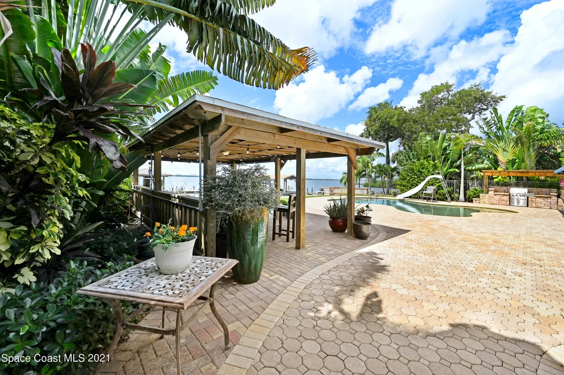 Photo of 600 N Riverside Drive
