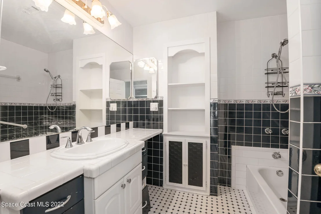 Photo of 1081 Mariposa Drive NE