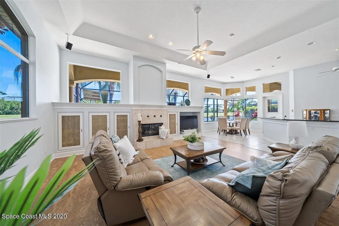 Photo of 925 Chatsworth Drive