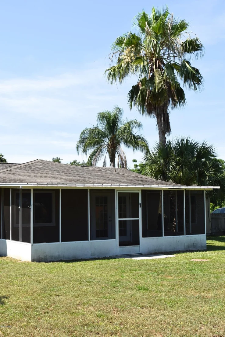 Photo of 881 Riviera Drive NE