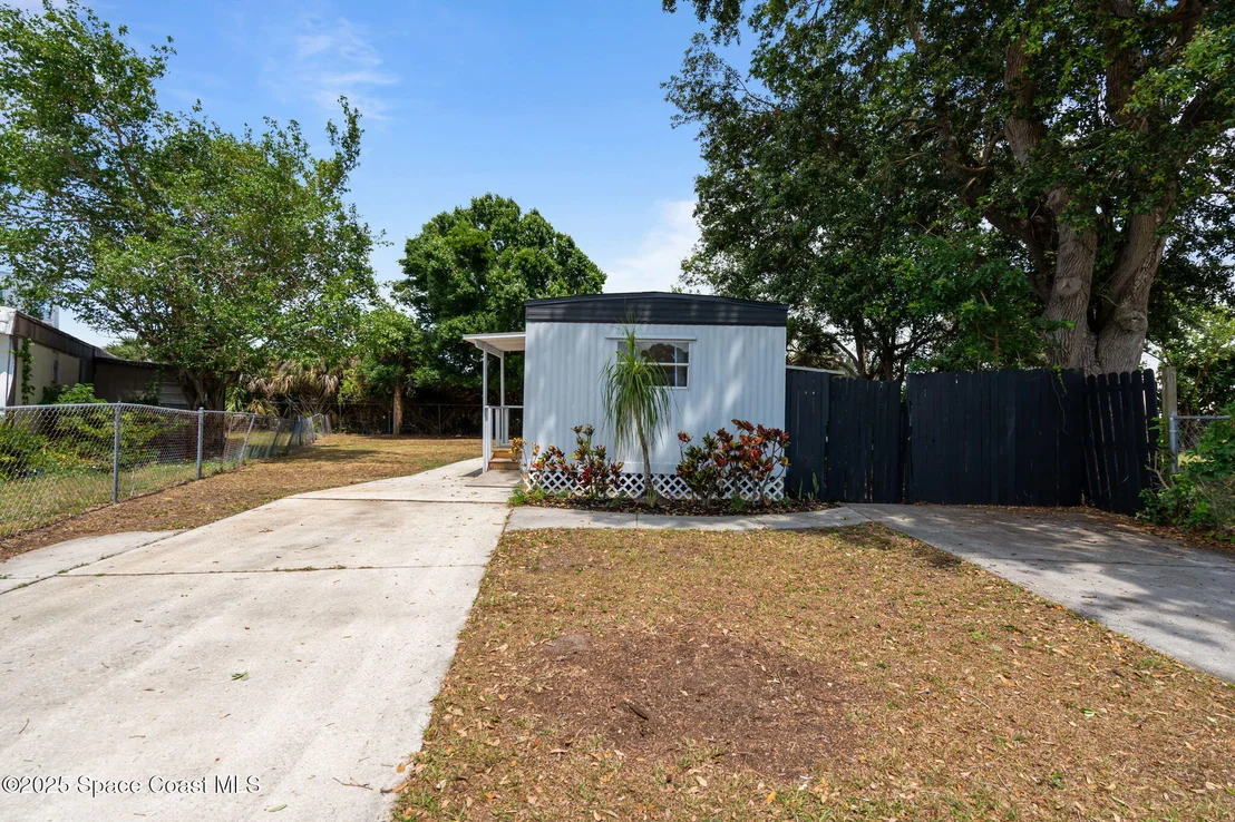 Photo of 2593 Amberly Road NE