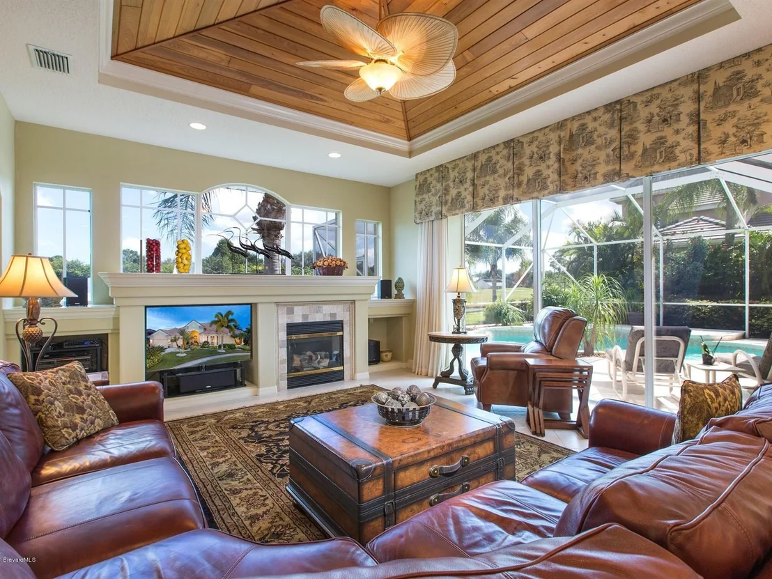 Photo of 965 Chatsworth Drive