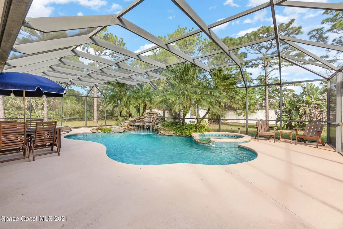 Photo of 2555 Macdonald Lane