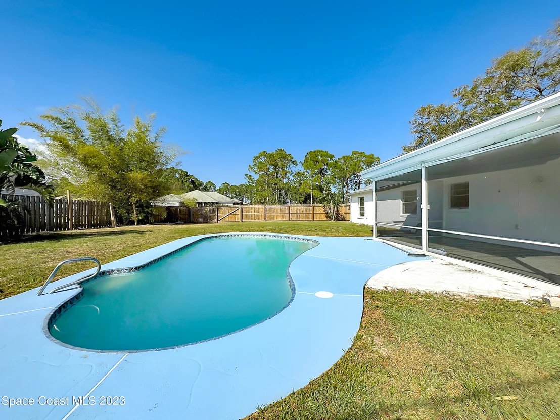 Photo of 580 Eldron Boulevard SE