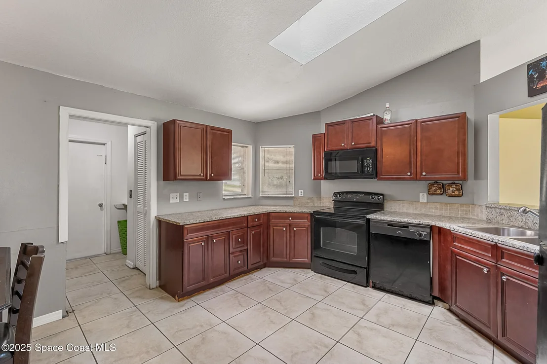 Photo of 1099 Pace Drive NW