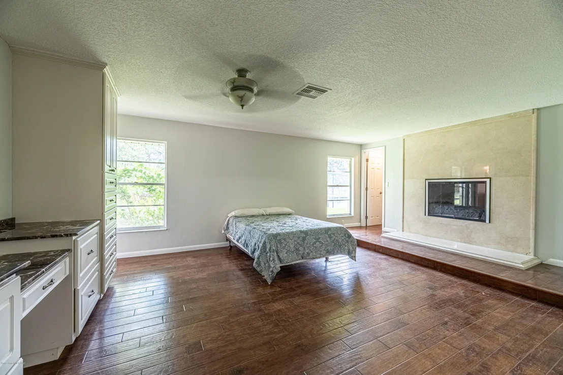 Photo of 4300 Pinewood Road
