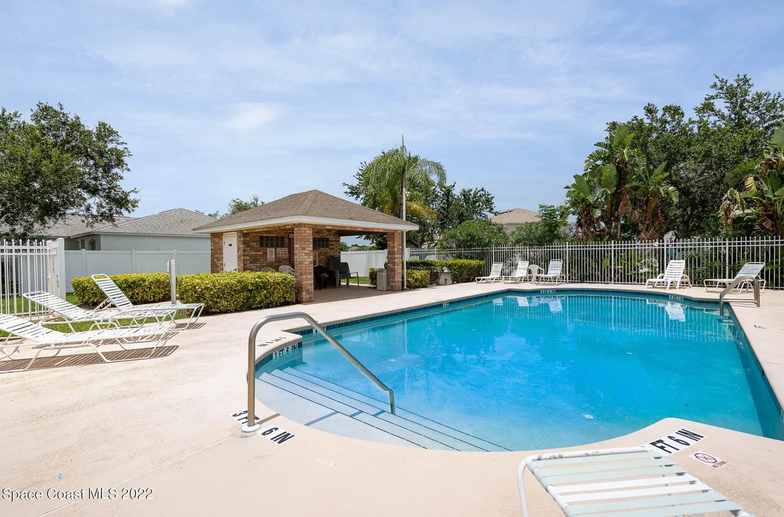 Photo of 1133 White Oak Circle