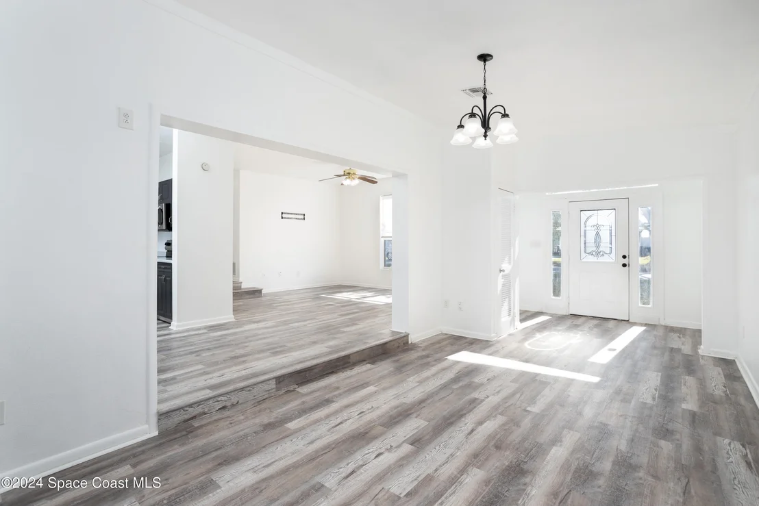 Photo of 1064 Cabot Drive NE