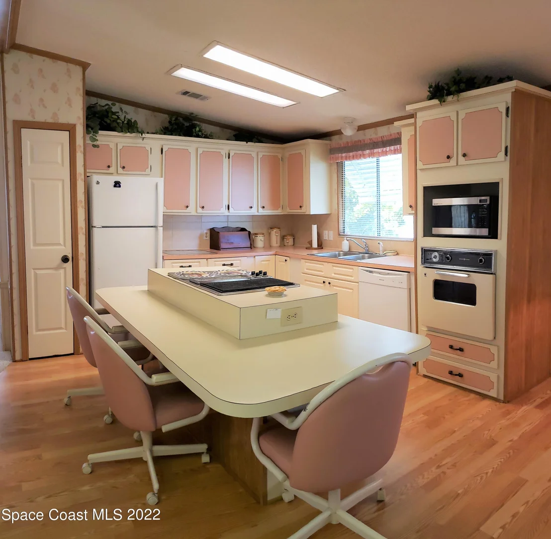 Photo of 2375 Coconut Palm Drive NE