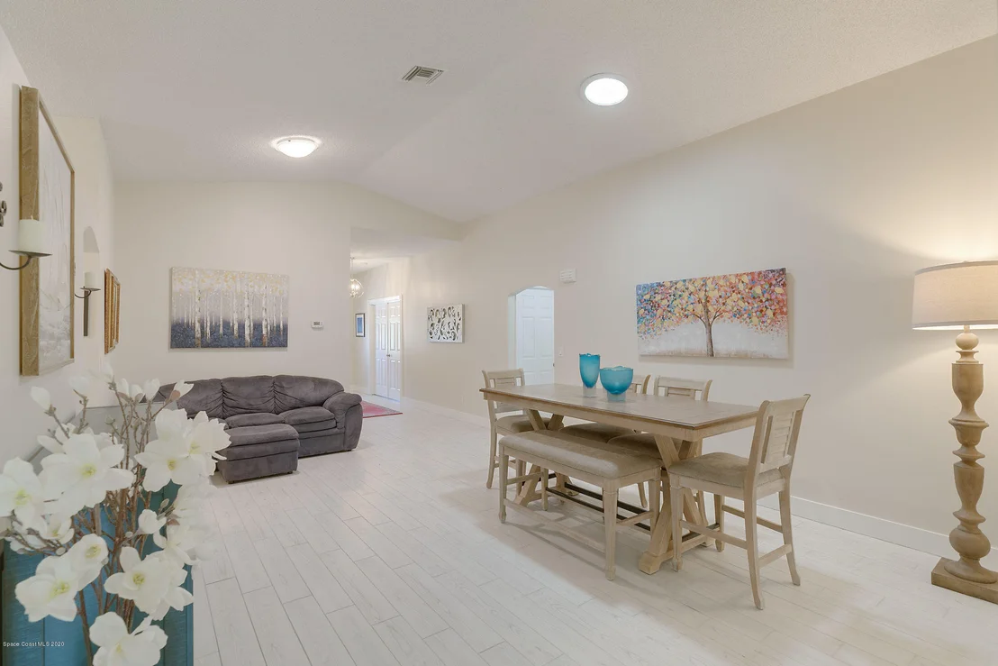 Photo of 877 Villa Drive