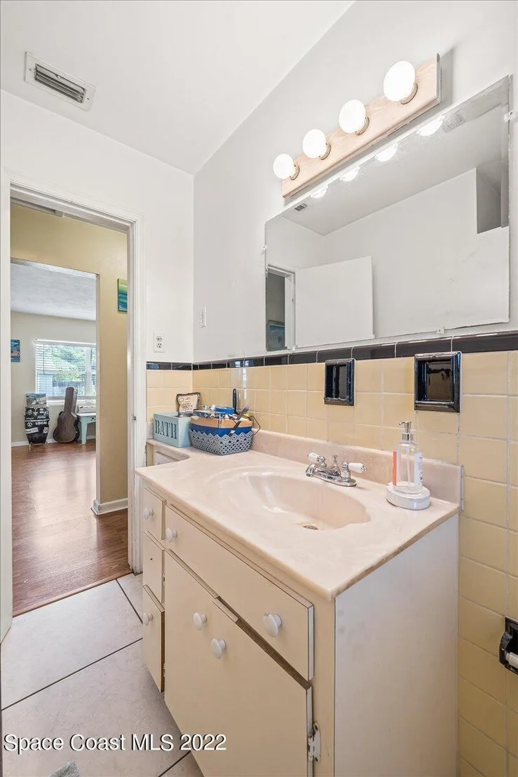 Photo of 1057 Riverdale Drive