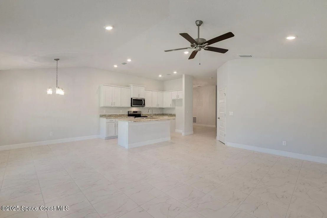 Photo of 945 NW Kylar Drive NW