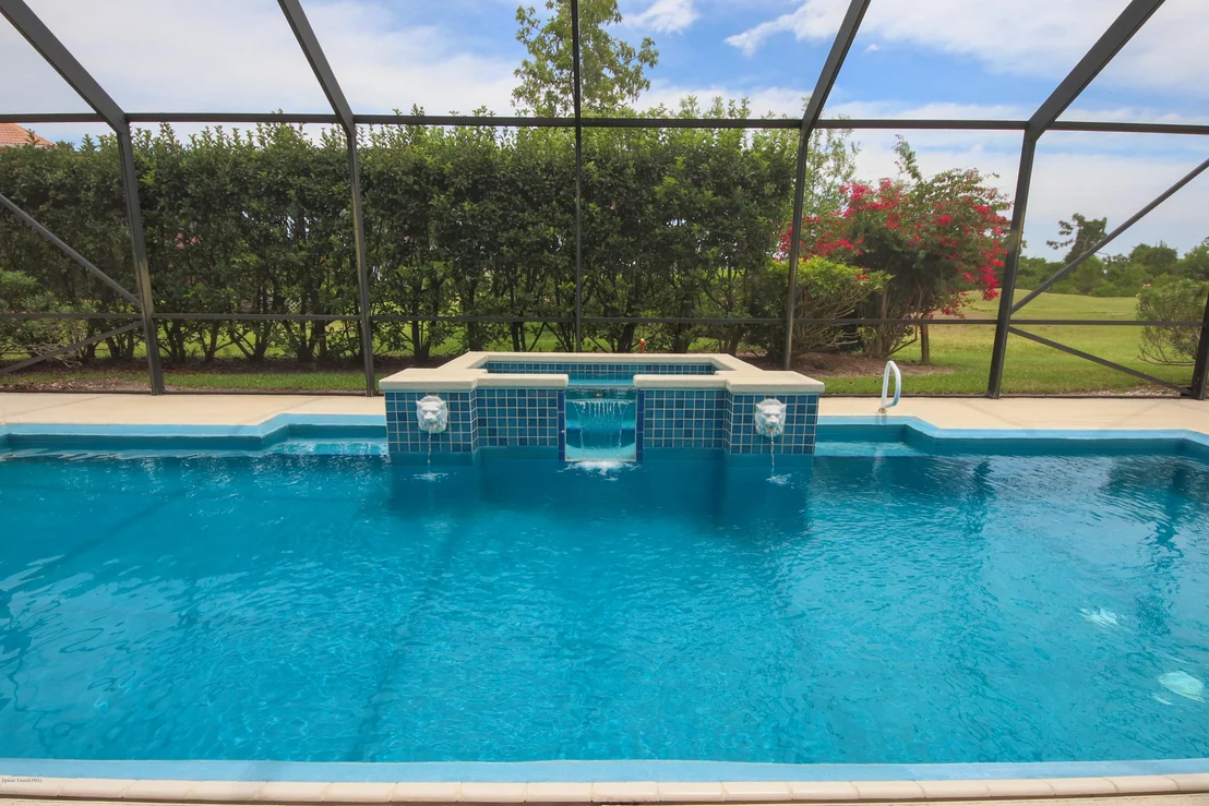 Photo of 885 Chatsworth Drive