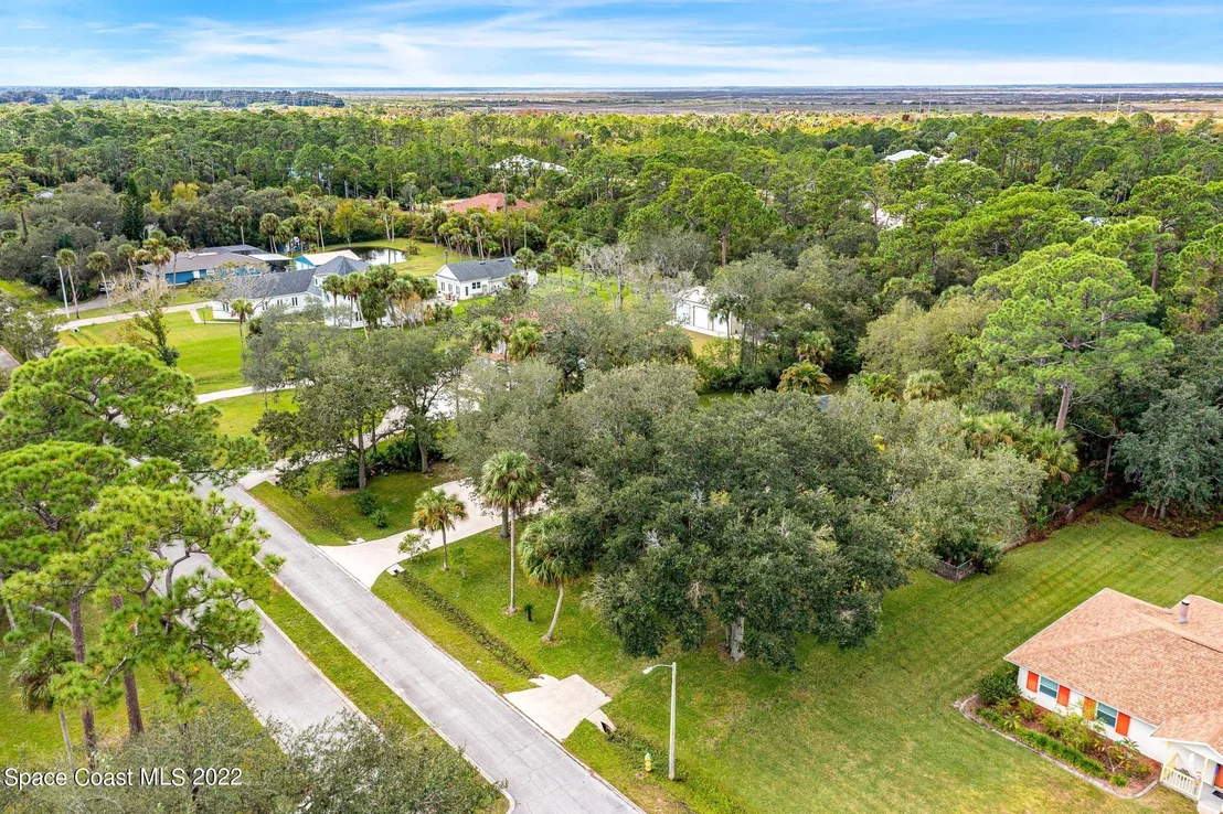 Photo of 1807 Live Oak Drive N