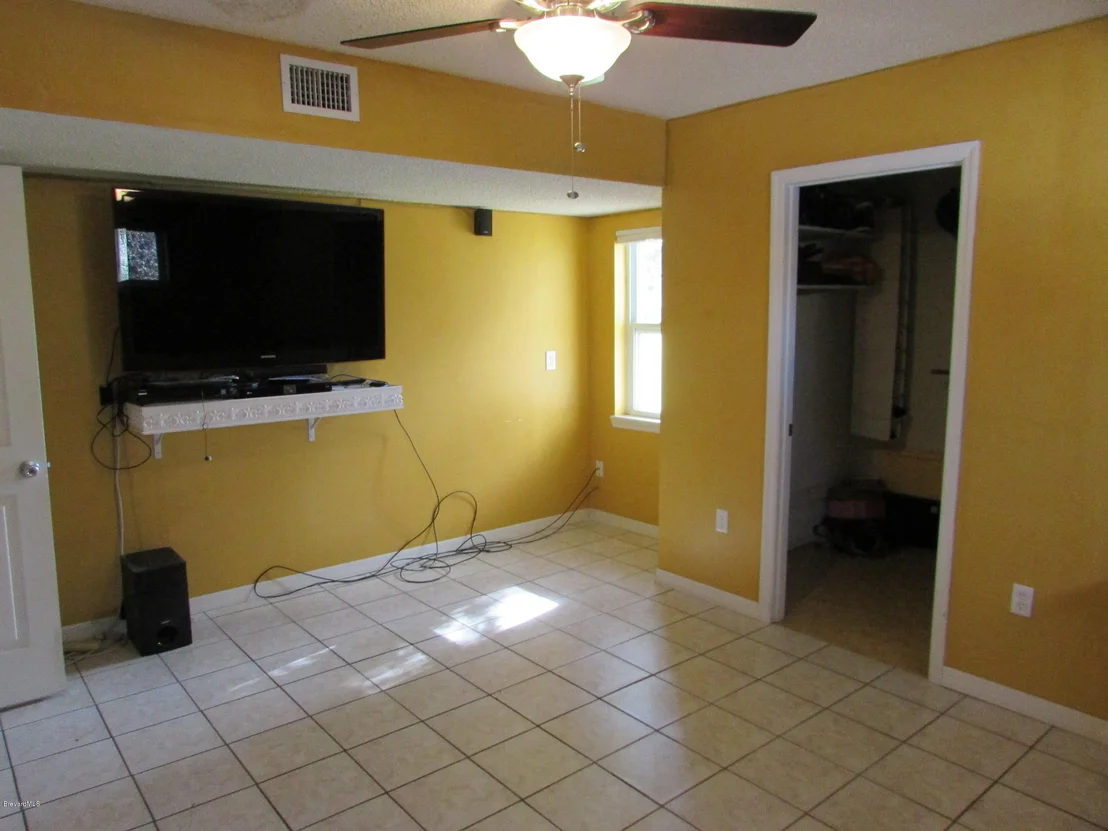 Photo of 385 N Range Road