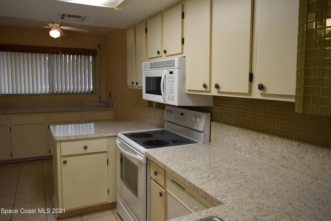 Photo of Unit 207 at 3901 Dixie Highway NE