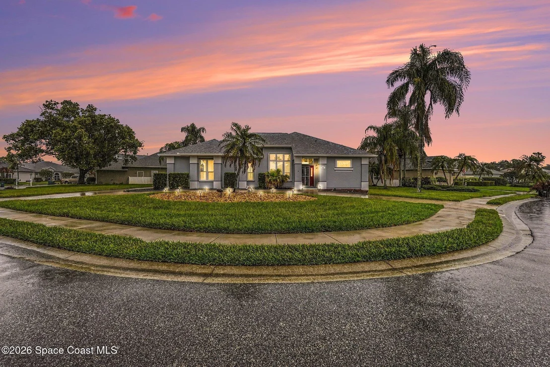 Photo of 981 Victoria Place