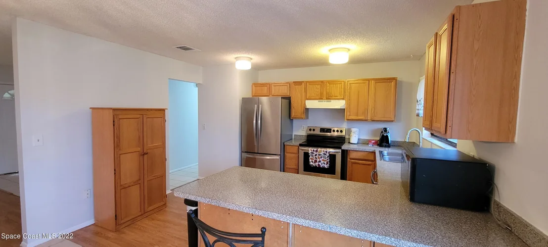 Photo of 981 Cadillac Drive NE